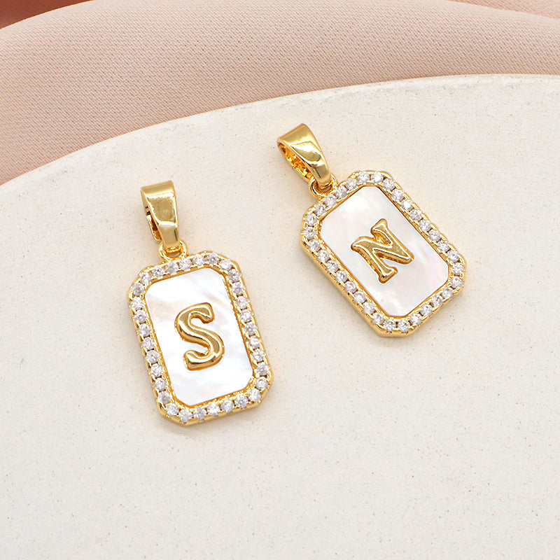 Fashion Design Customized Wholesale Gold Plated Chain Brass Chain Jewelry Shell Letter Pendant Necklace