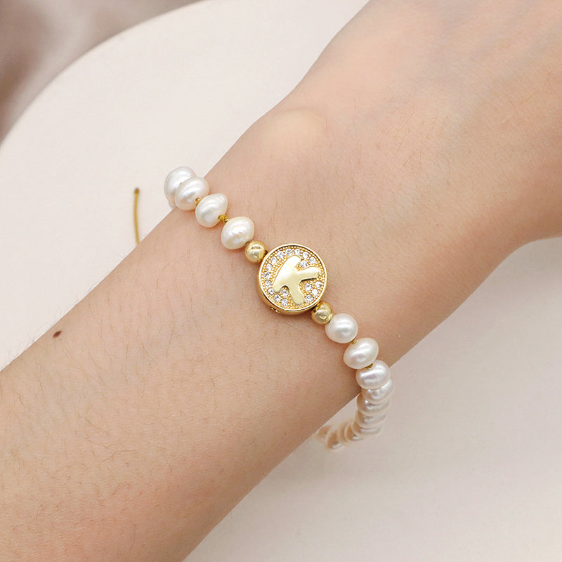 Fashionable Wholesale Custom Gold Plated Initial Charm Bracelet Jewelry Handmade Adjustable Fresh Water Pearl Bracelet For Women
