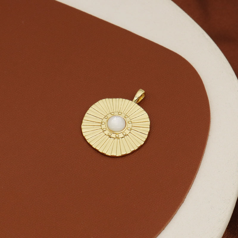 China Factory Wholesale Customized DIY Charm Pendant Jewelry Gold Plated Round Natural Shell Pendant For Necklace Making