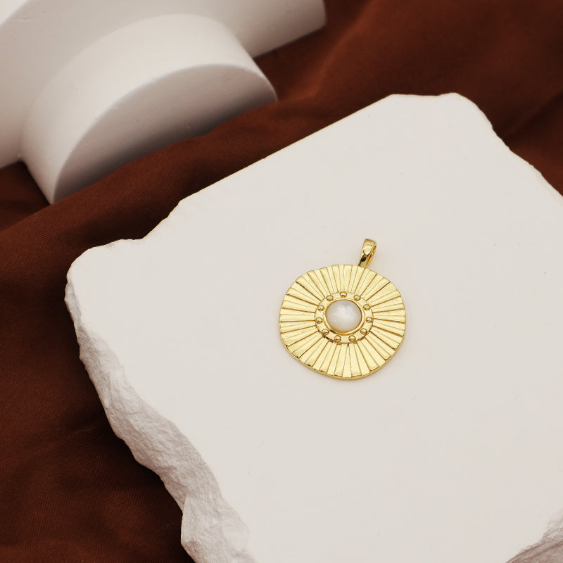 China Factory Wholesale Customized DIY Charm Pendant Jewelry Gold Plated Round Natural Shell Pendant For Necklace Making