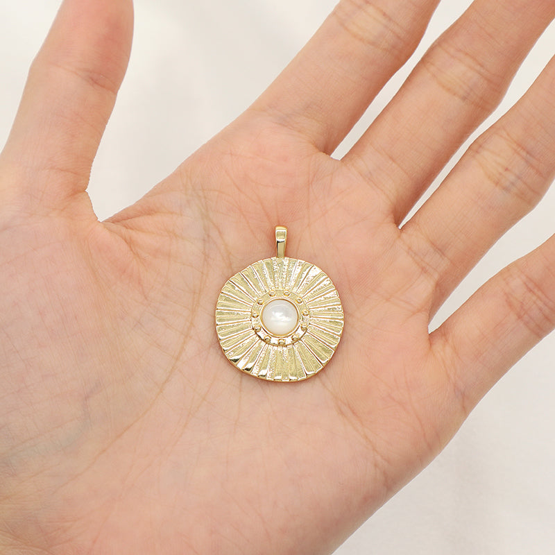 China Factory Wholesale Customized DIY Charm Pendant Jewelry Gold Plated Round Natural Shell Pendant For Necklace Making